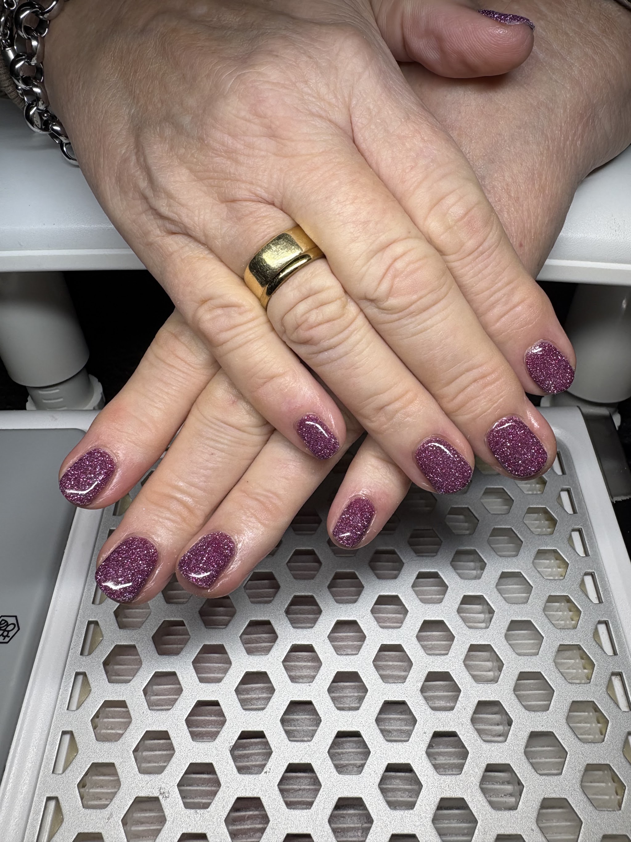 Glitterende mauve gellak op korte nagels