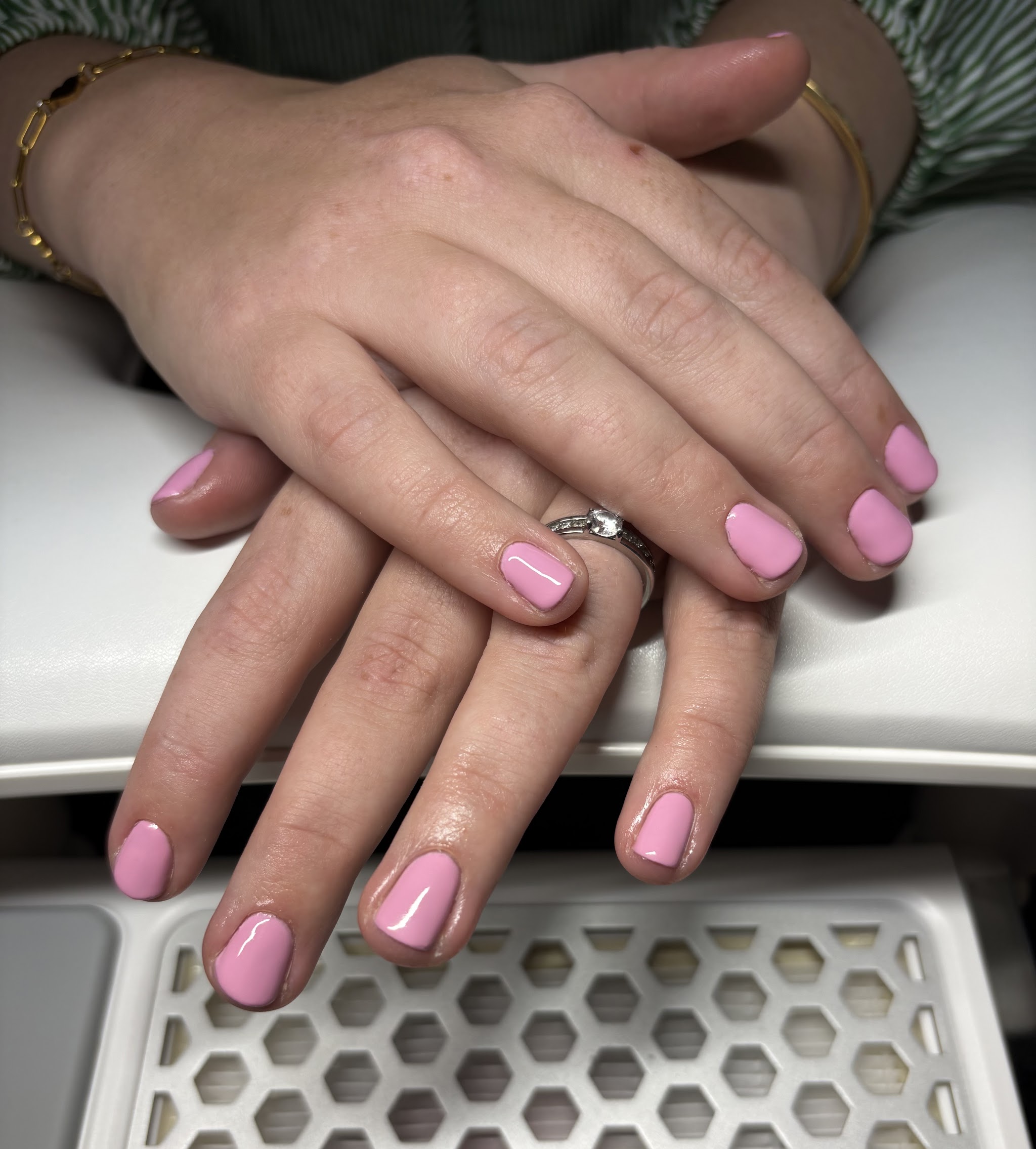Zachtroze gellak op natuurlijke nagels