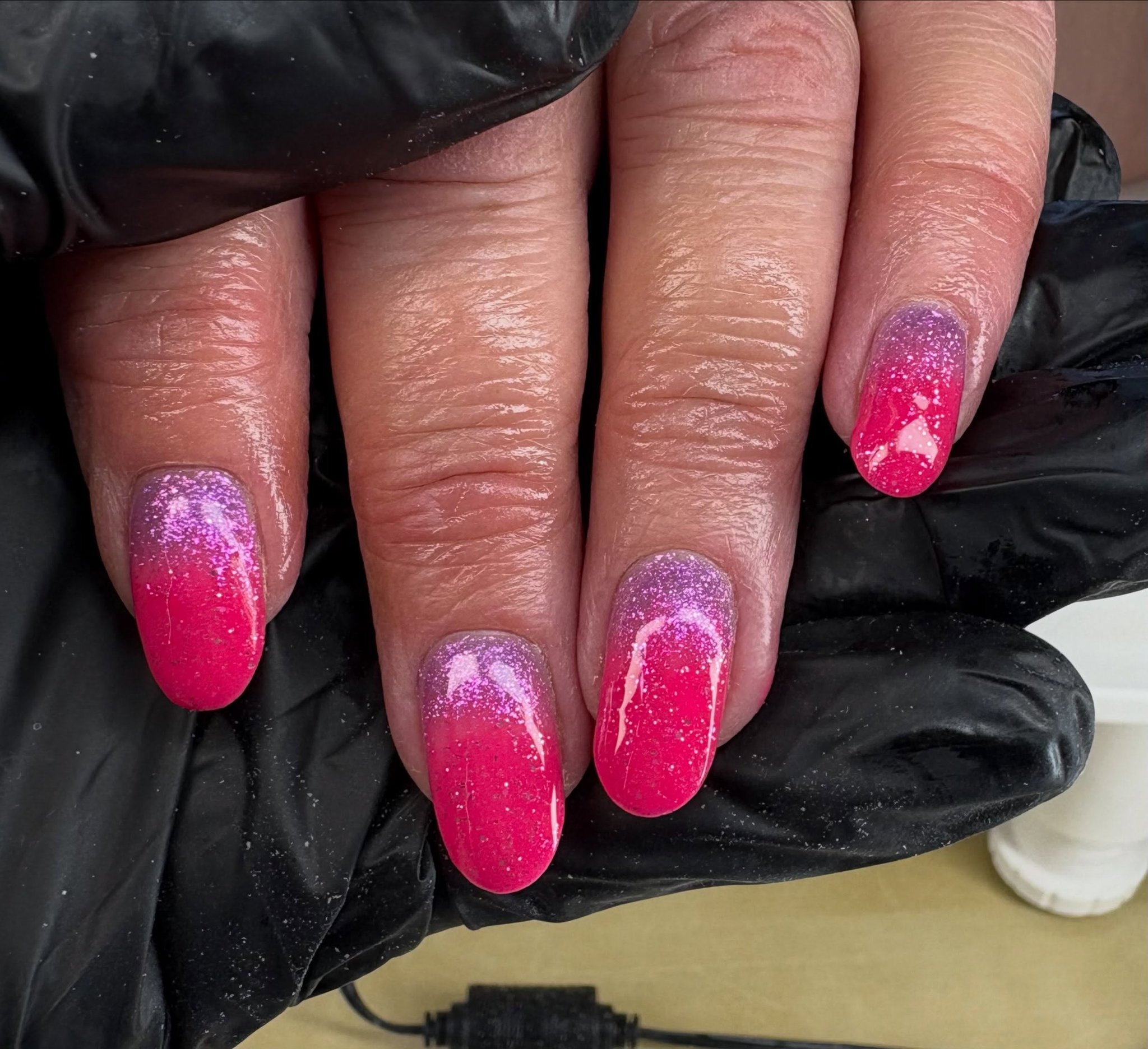Roze en paarse glitter ombré op amandelvormige nagels