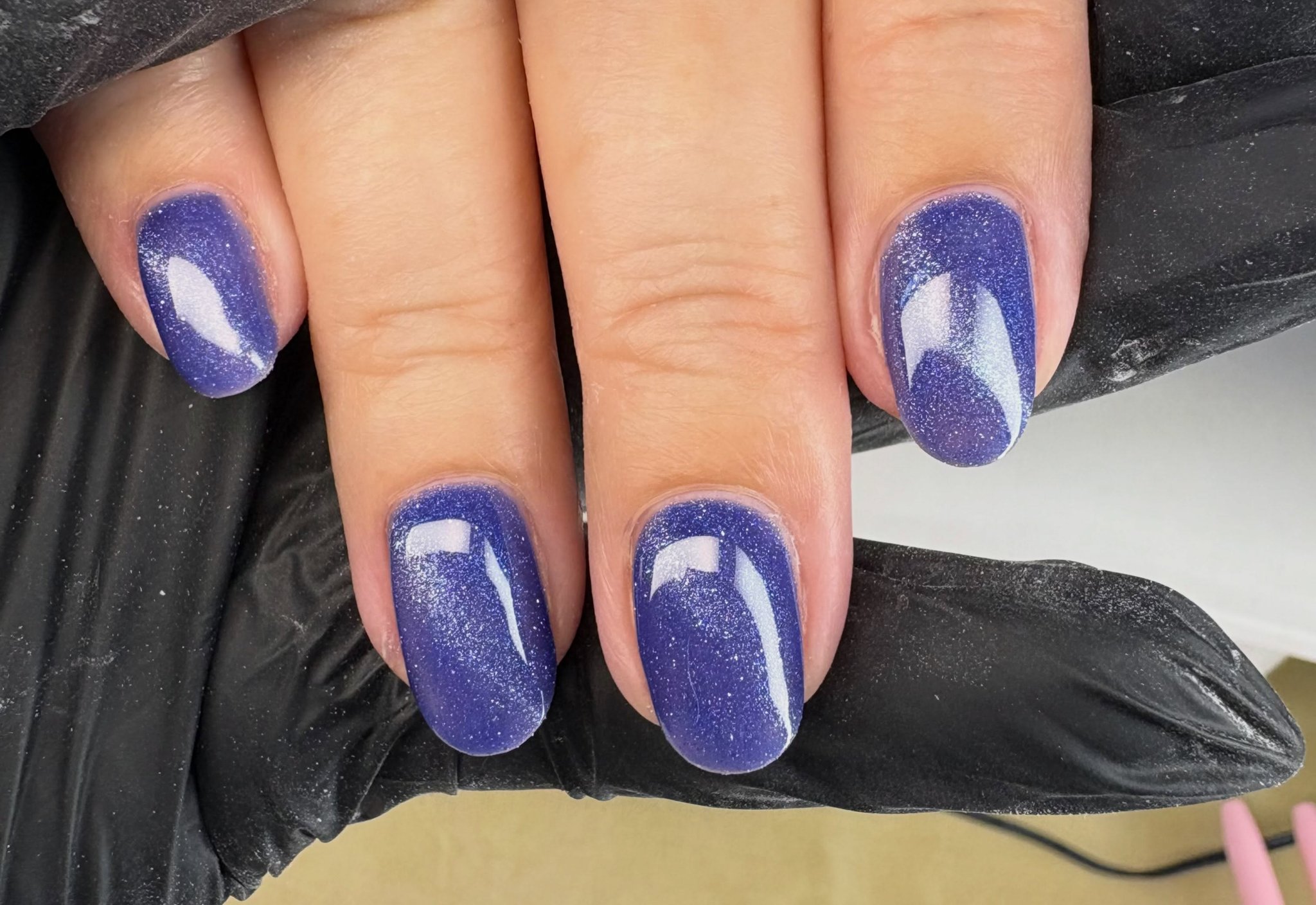 Violette gellak met een zachte glans