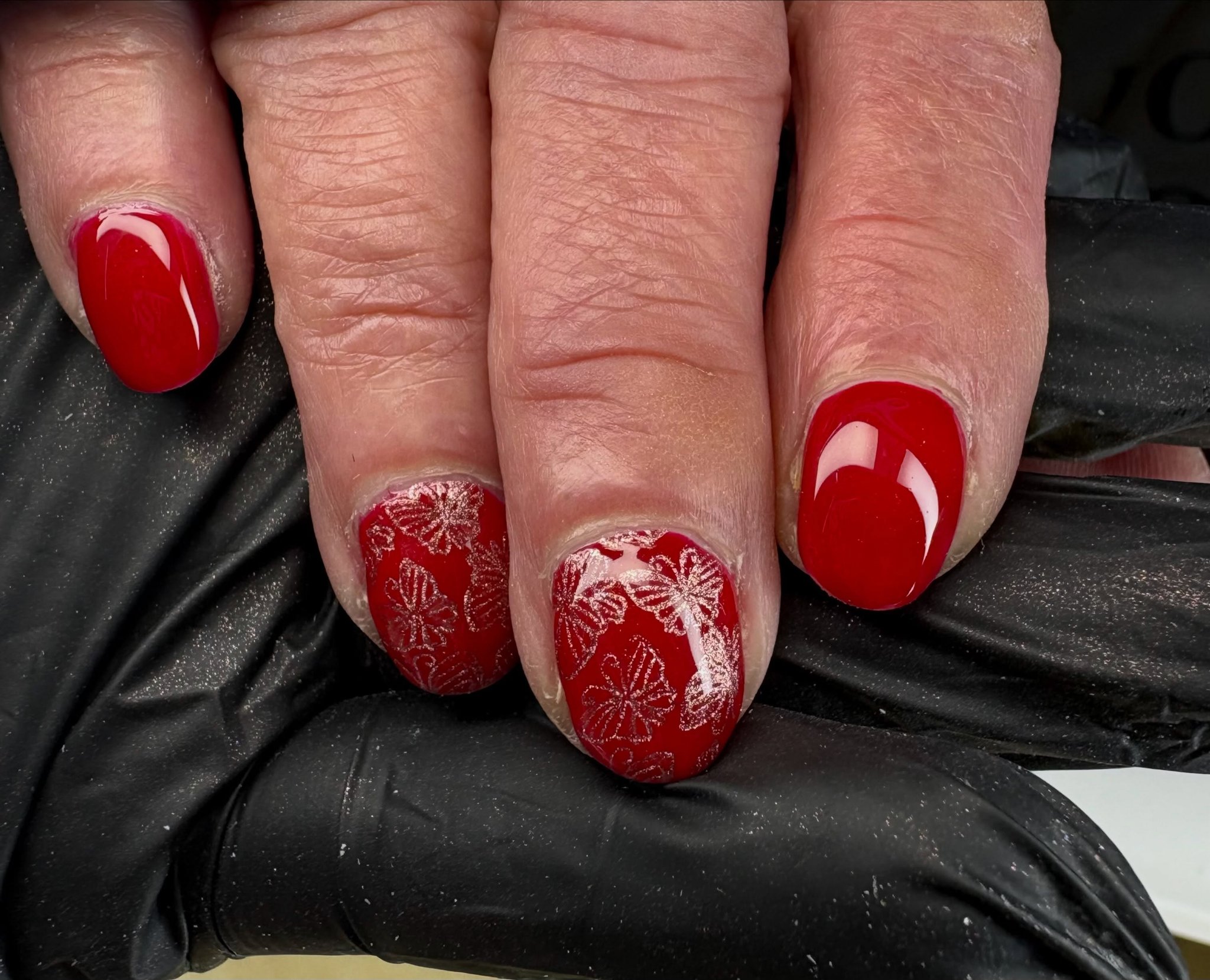 Rode nagels met witte nail art